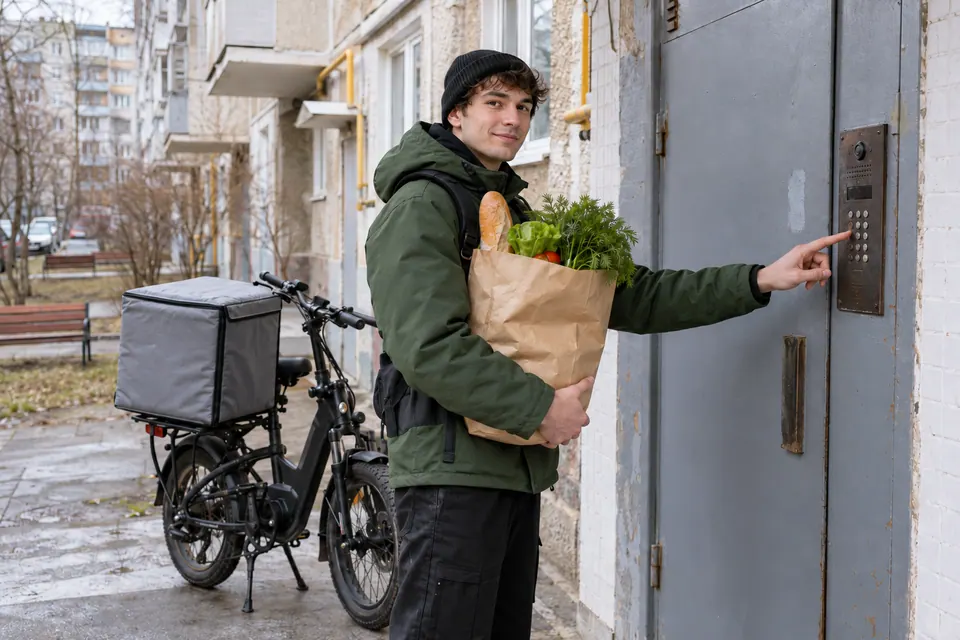 Курьер продуктов